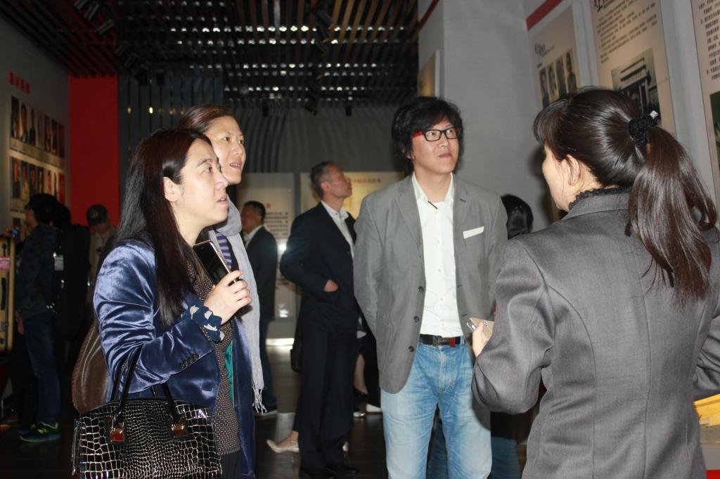 参观校史馆
